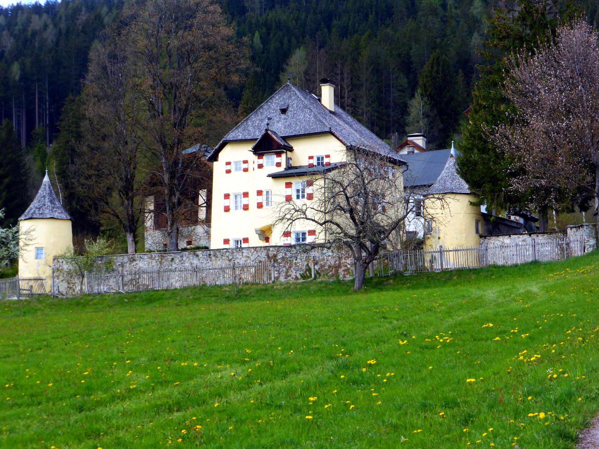 Historisches Schloss bei Radstadt mit Frühlingswiese