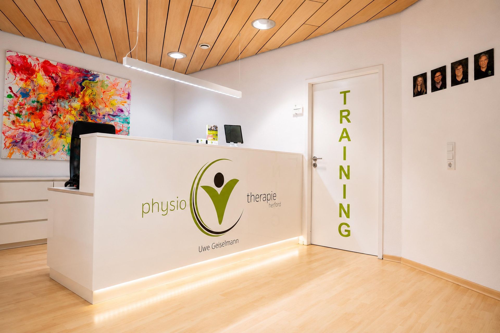 Heller Empfangsbereich für die Physiotherapie mit farbenfroher Wandgestaltung