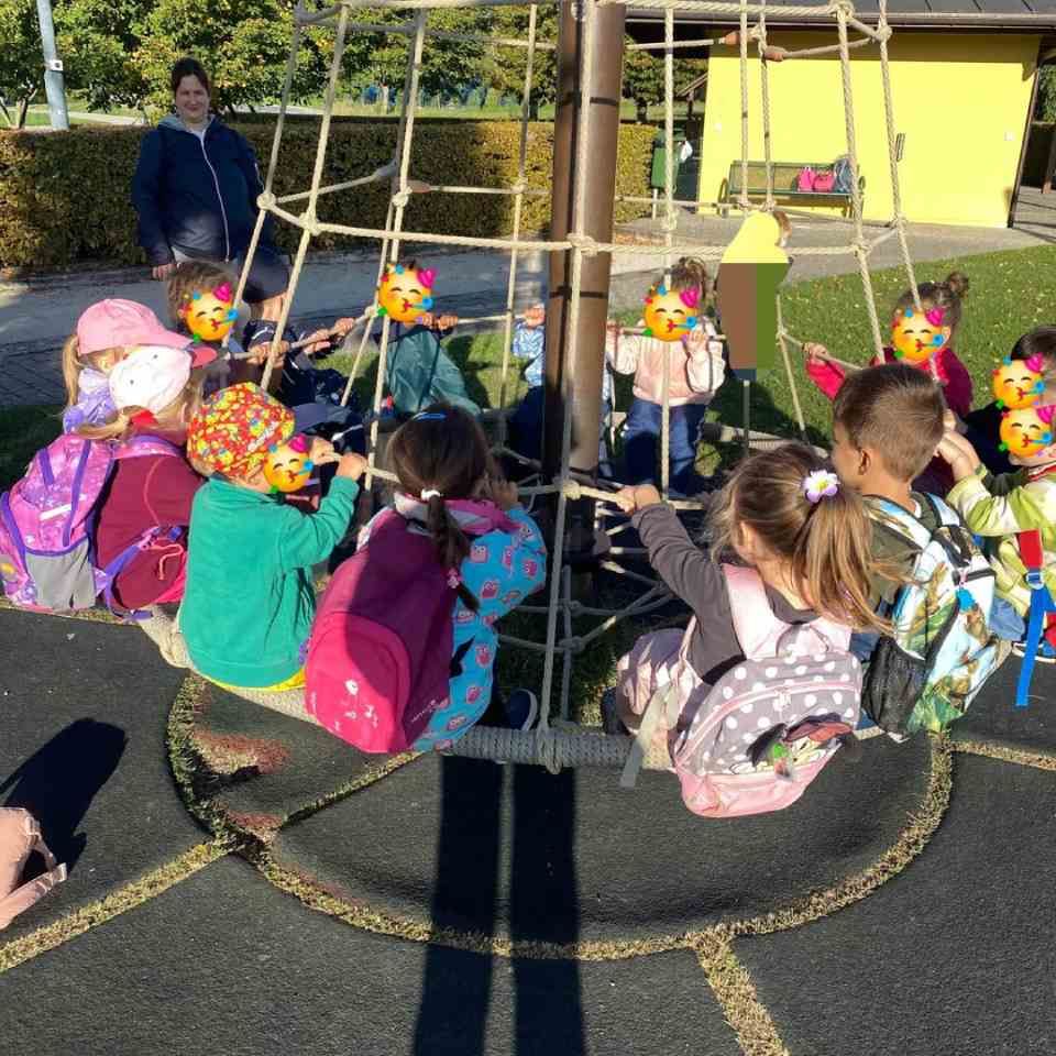 Un groupe d'enfants portant des masques jouent sur une aire de jeux