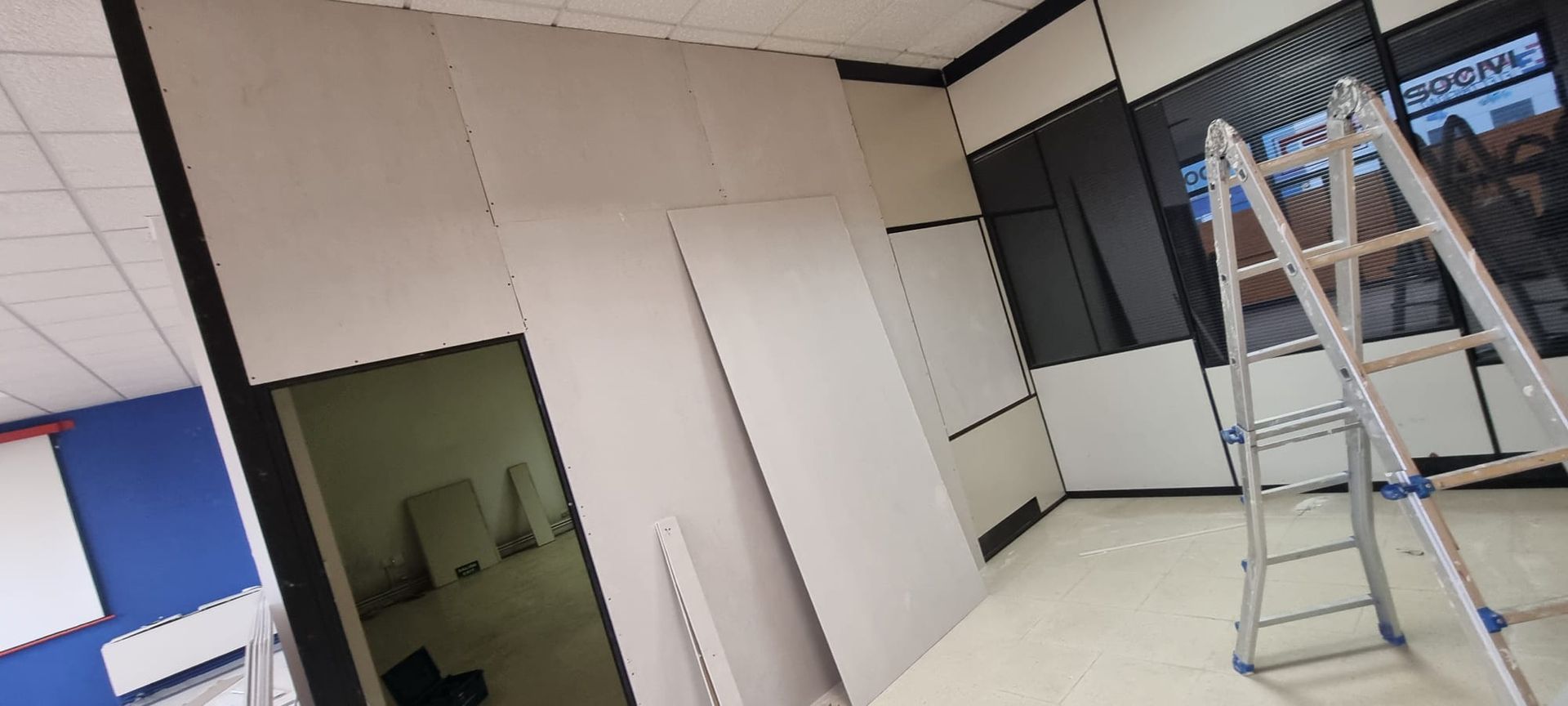 Hay una escalera en el medio de la habitación.