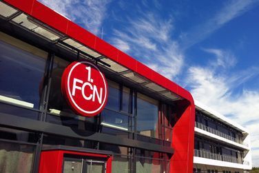 Ein rotes Gebäude mit einem Schild mit der Aufschrift 1 fcn darauf