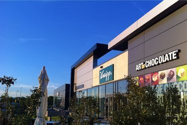 Ein Gebäude mit einem Schild mit der Aufschrift „Art Chocolate“