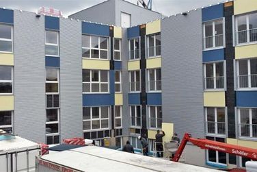 Ein großes Gebäude mit vielen Fenstern wird gebaut