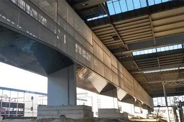 Das Innere eines im Bau befindlichen Gebäudes mit vielen Fenstern.