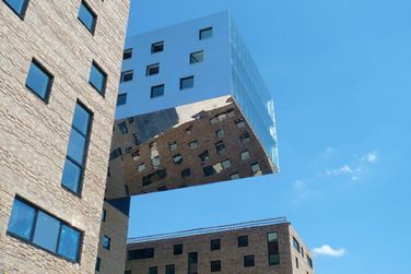 Ein Gebäude mit der Spiegelung eines anderen Gebäudes darin