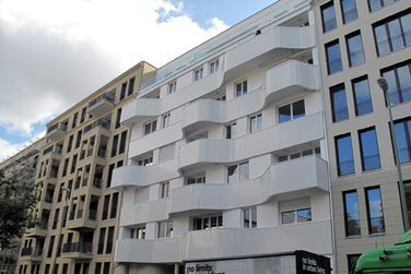 Ein großes Gebäude mit vielen Fenstern und Balkonen