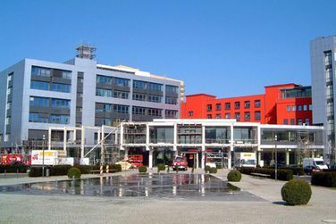 Ein großes Gebäude mit einem Brunnen davor