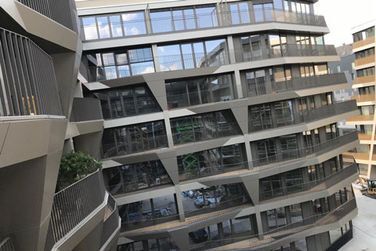 Ein großes Gebäude mit vielen Fenstern und Balkonen.