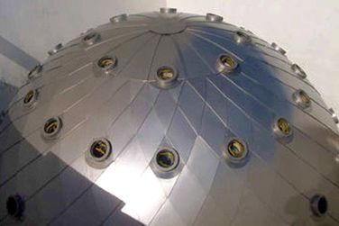 Eine Nahaufnahme einer Metallkuppel mit Löchern darin.