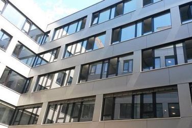 Ein großes Gebäude mit vielen Fenstern