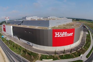 Eine Luftaufnahme eines großen Hoffner-Geschäfts