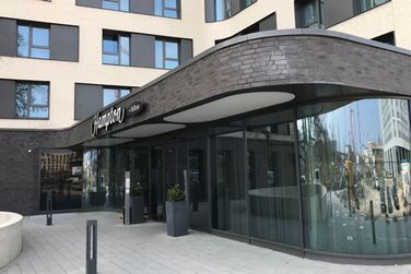 Ein großes Gebäude mit vielen Fenstern und einem großen Eingang.