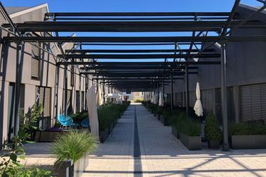 Eine Reihe von Gebäuden mit einem überdachten Gang dazwischen.