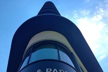 Blick auf ein Gebäude mit dem Wort „& weitergeben“