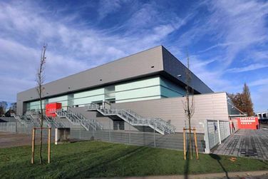 Ein großes Gebäude mit Treppen, die nach oben führen.