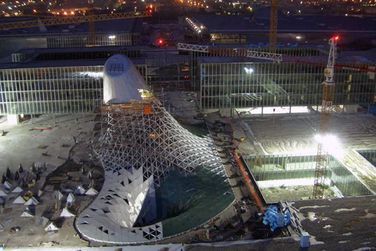 Eine Luftaufnahme eines im Bau befindlichen Gebäudes bei Nacht