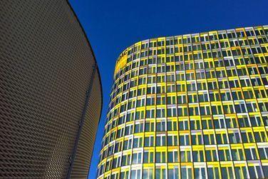 Ein gelbes Gebäude mit einem blauen Himmel im Hintergrund