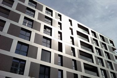 Ein großes Gebäude mit vielen Fenstern und Balkonen