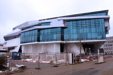 Es entsteht ein großes Gebäude mit vielen Fenstern.