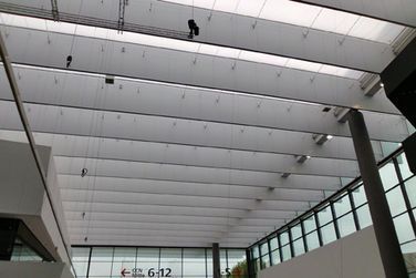 Blick nach oben an die Decke eines Gebäudes mit einem Schild mit der Aufschrift 6.12