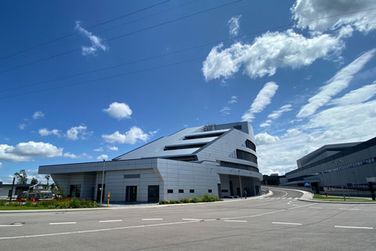 Ein großes Gebäude mit blauem Himmel und Wolken im Hintergrund.