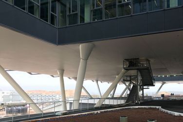 Ein großes Gebäude mit Treppen, die nach oben führen