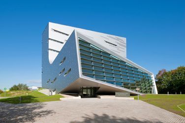 Ein großes weißes Gebäude mit einem blauen Himmel im Hintergrund