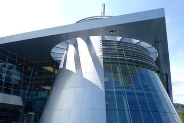 Ein großes Gebäude mit vielen Fenstern und einem runden Dach