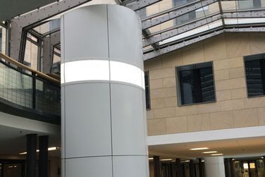 Ein großes Gebäude mit einer Säule in der Mitte.