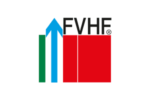 Das Logo von FVHF ist ein rotes Quadrat mit einem blauen Pfeil nach oben.
