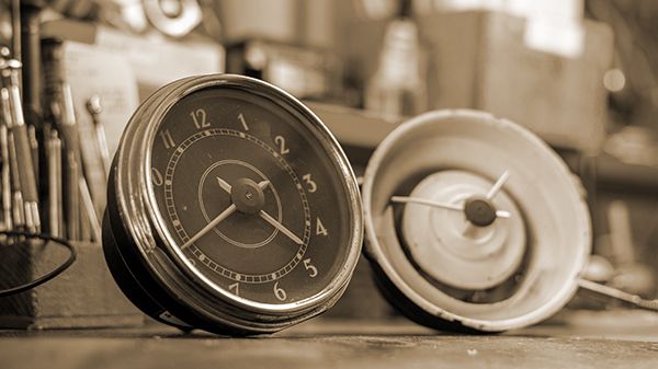 Eine Uhr steht auf einem Tisch neben einer anderen Uhr