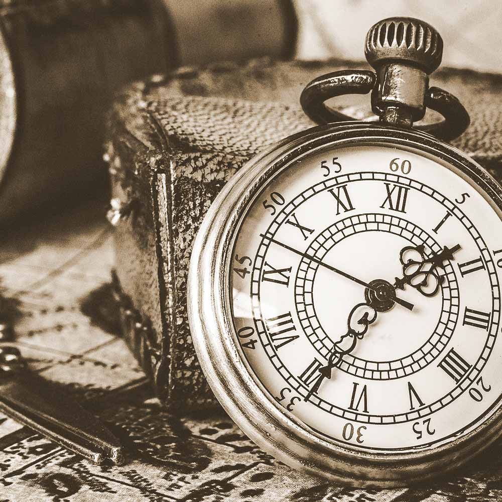 Ein Schwarzweißfoto einer Taschenuhr mit römischen Ziffern