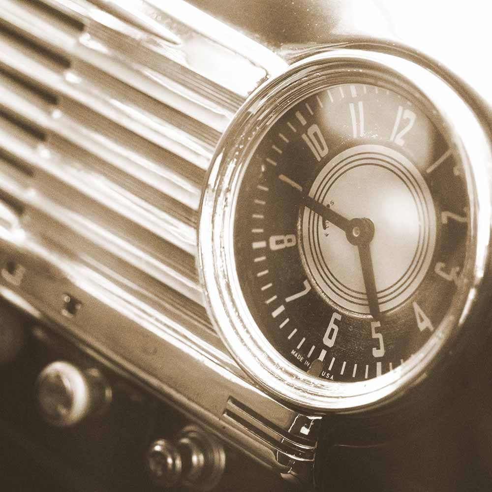 Eine Nahaufnahme einer Uhr mit den Zeigern auf den Zahlen 9 und 5