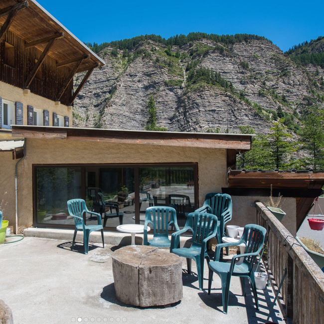 Terrasse extérieur du Belvédère De Sainte-Anne avec montagne en arrière-plan.