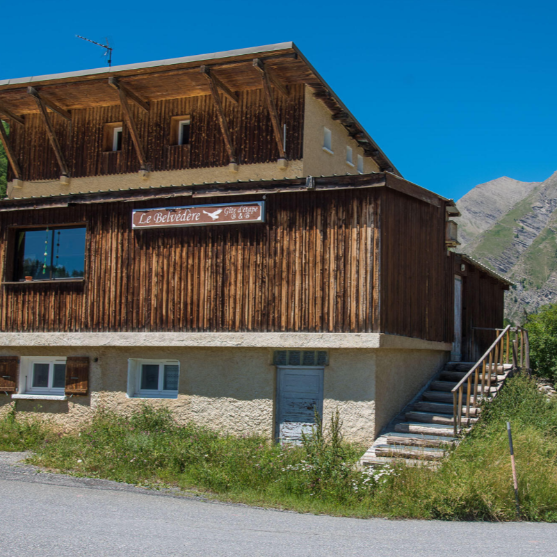 Maison de montagne rustique Le Belvédère De Sainte-Anne en bois avec balcon, escalier.