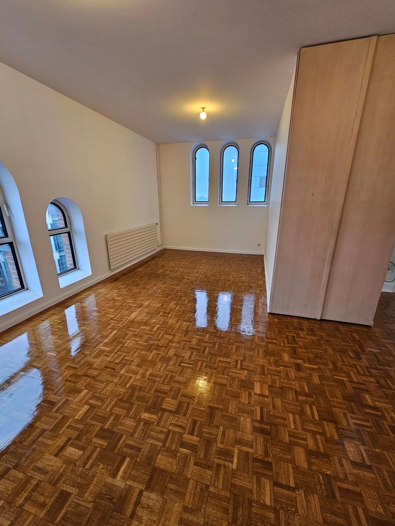 Salon avec du parquet vitré