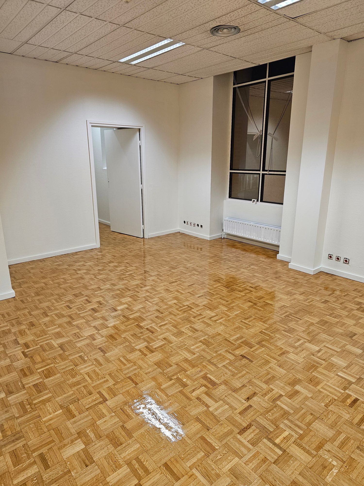 Pièce vide avec parquet murs blancs