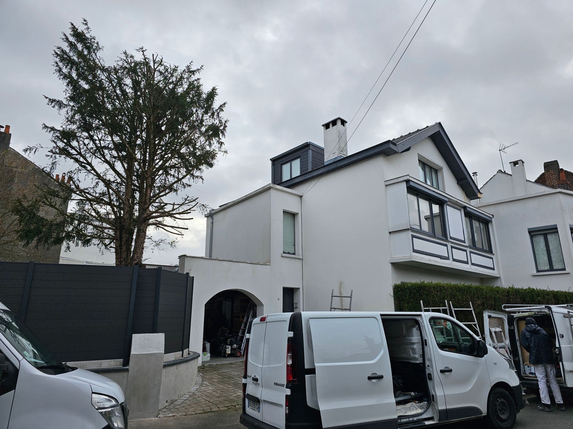 Façade de maison avec des véhicules devant