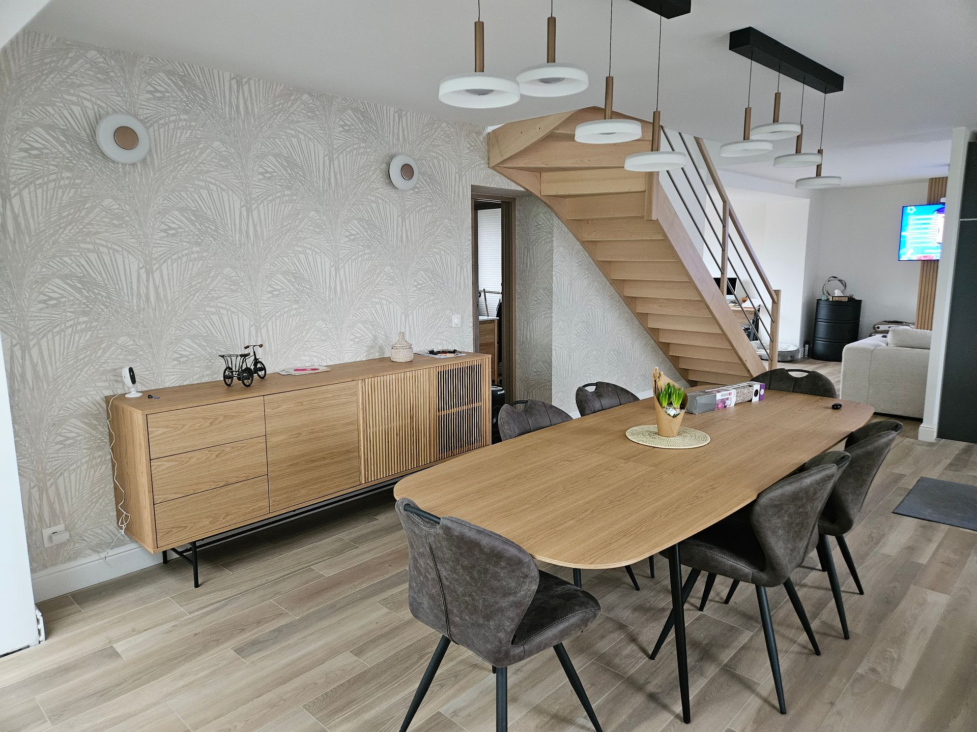 Salon avec papier peint et parquet