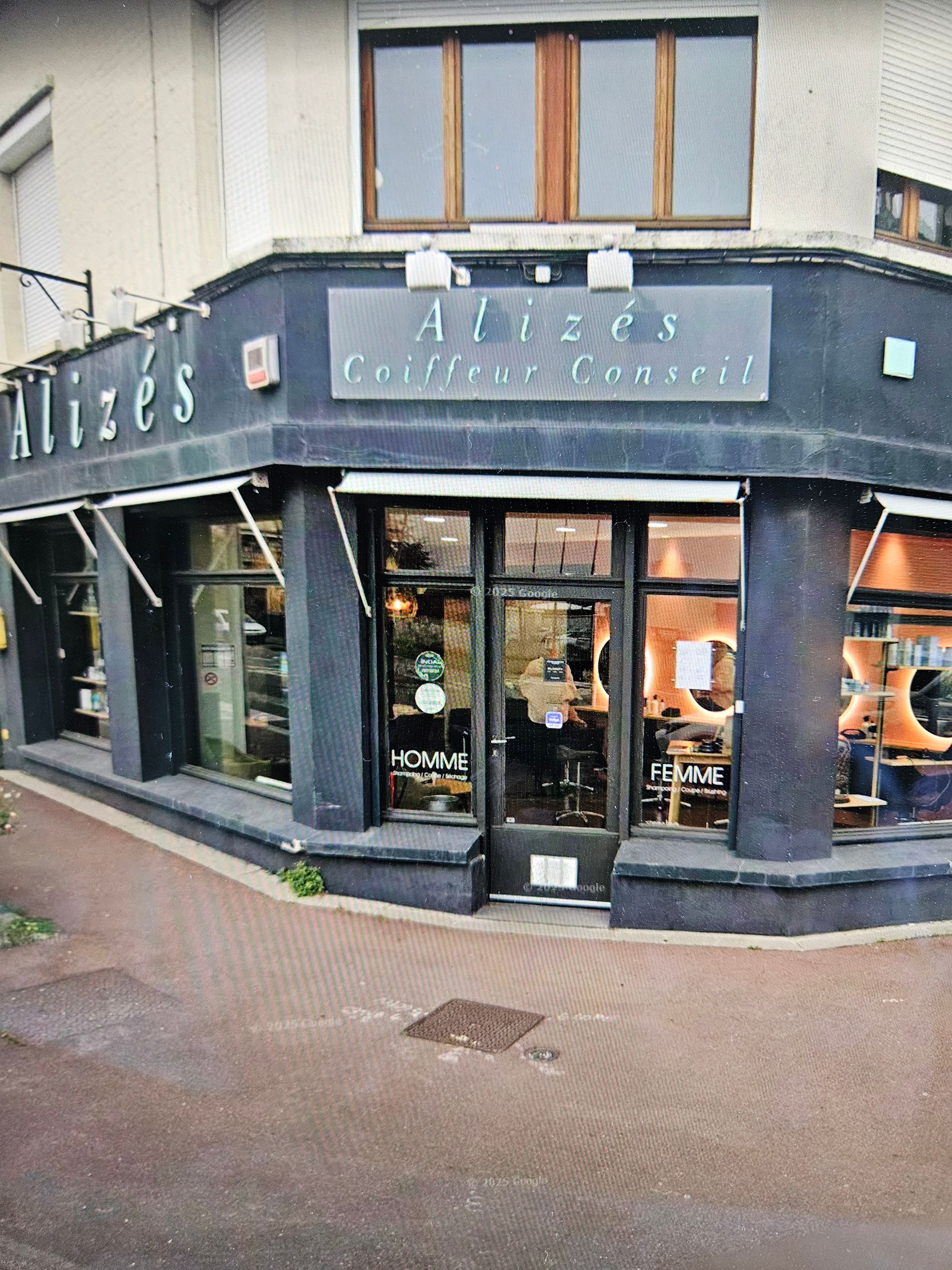 Devanture de salon de coiffure avant