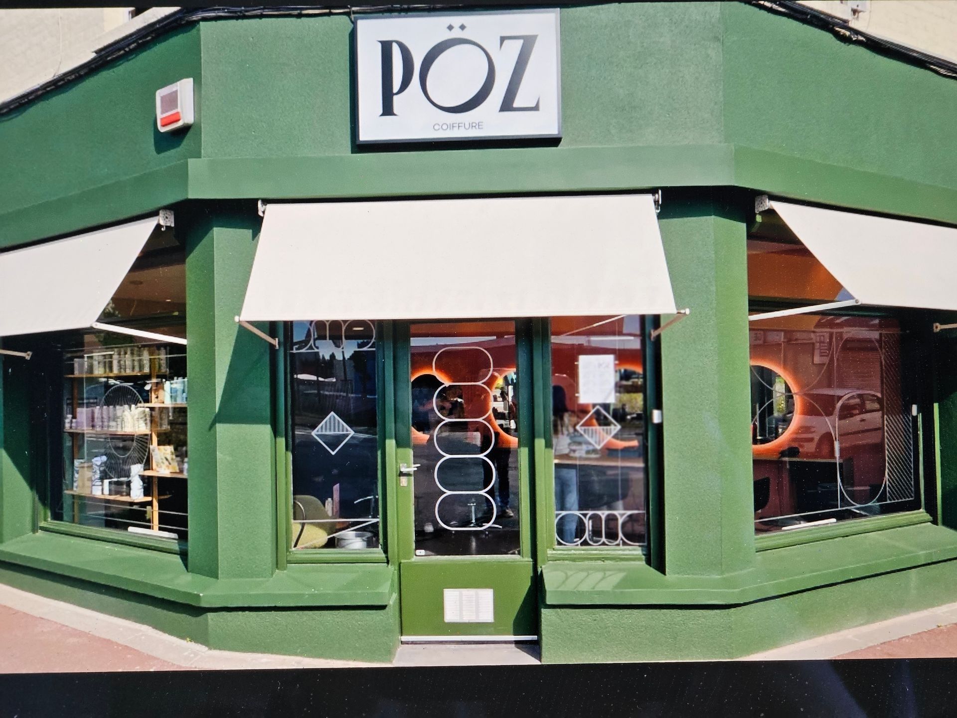 Peinture extérieure devanture de salon de coiffure après