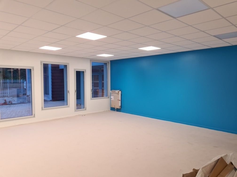 Mur intérieur avec peinture bleue