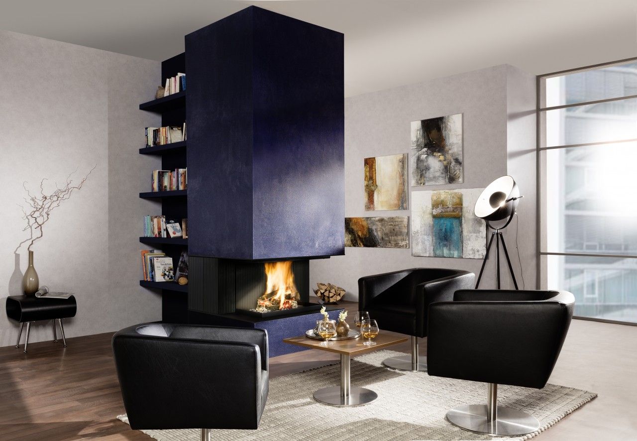 Modernes Wohnzimmer mit schwarzem Kamin, Loungesesseln und zeitgenössischer Einrichtung.