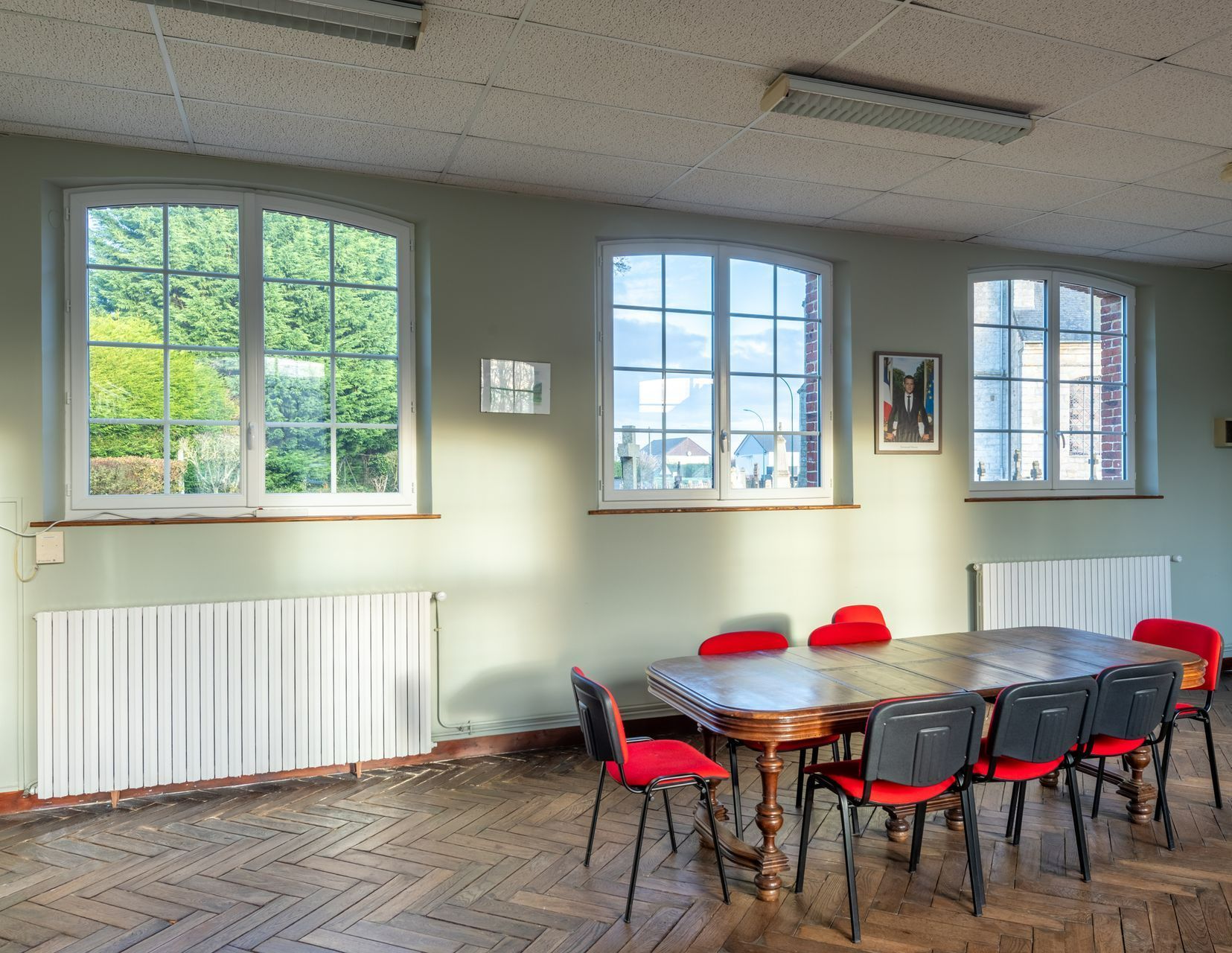 Une salle de réunion avec des chaises rouges