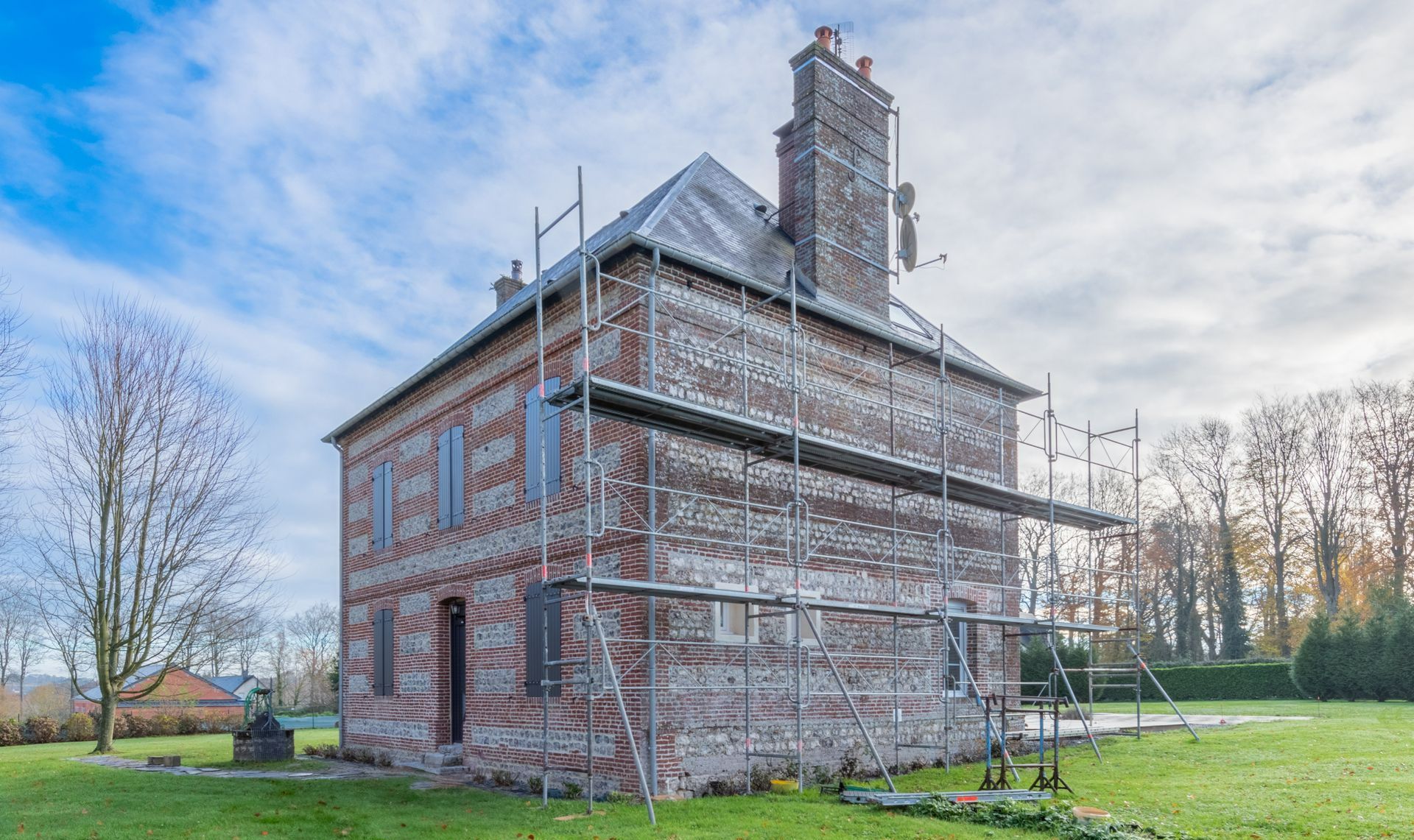 Une maison en pierre entourée d'échafaudages