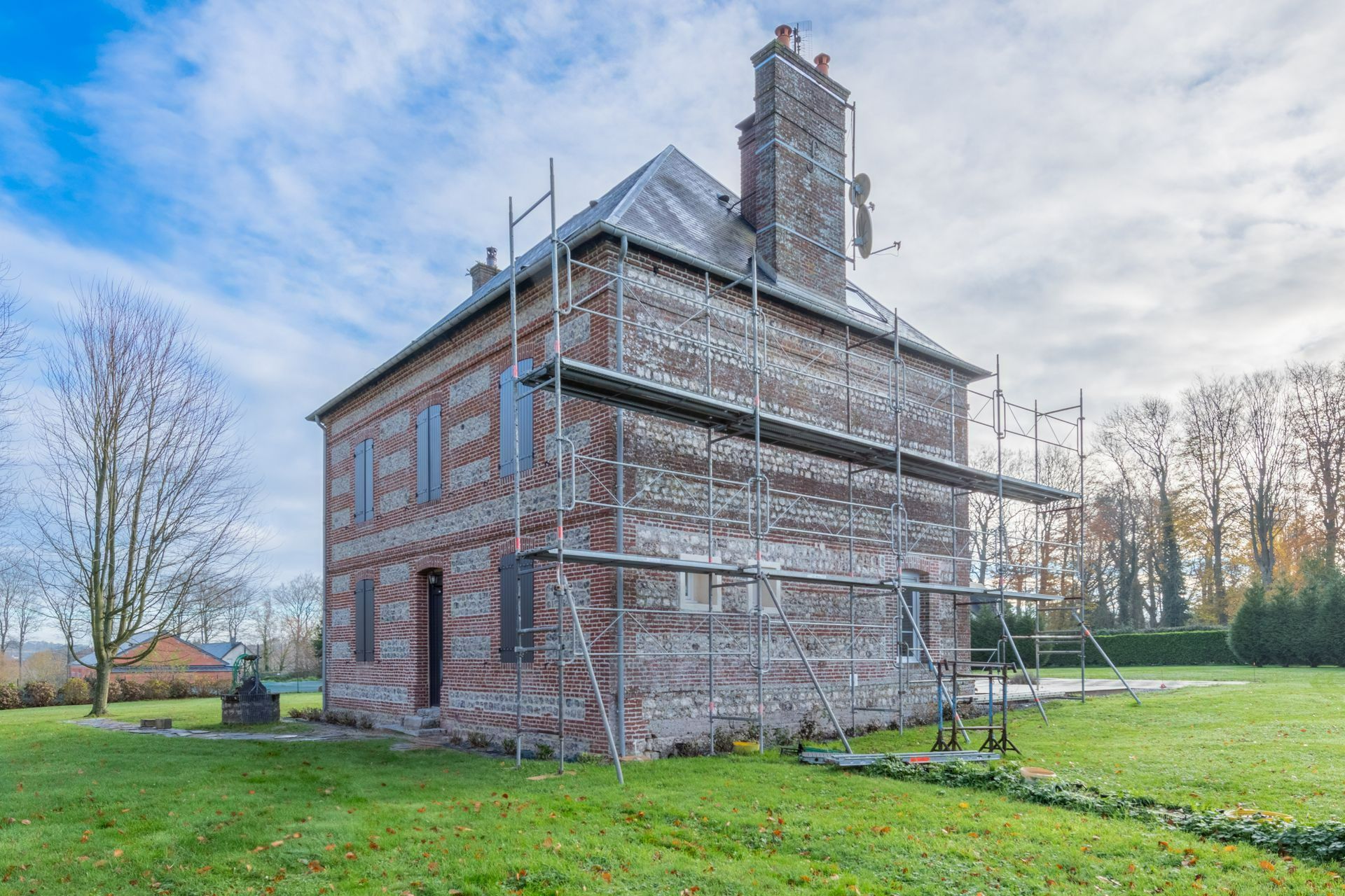Une maison en construction entourée de verdure