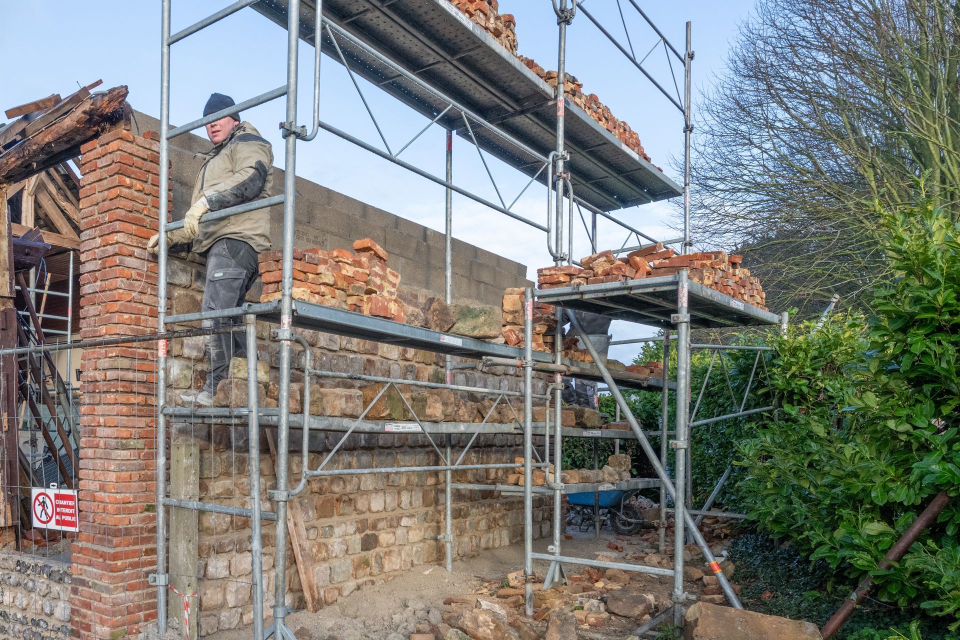 Une construction en briques avec un échafaudage