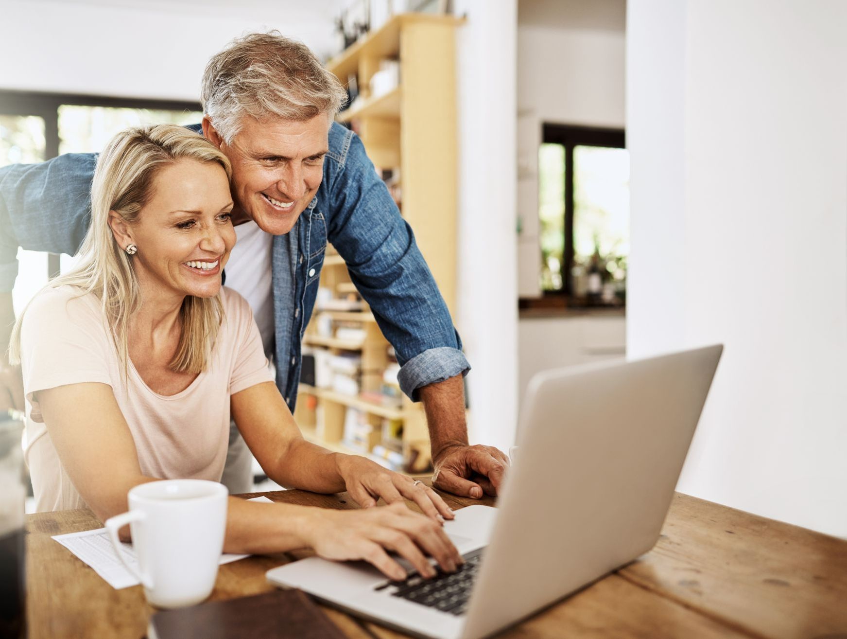 Un homme et une femme devant un ordinateur portable