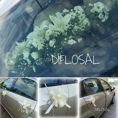 Arreglo floral en el parabrisas del coche; decoración para bodas. Flores blancas en el coche.