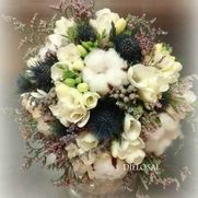 Ramo con rosas color crema, cardos, algodón y acentos morados.